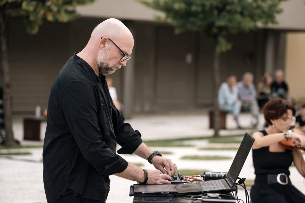 Damiano Meacci al live electronics con il Tempo Reale Electroacoustic Ensemble nel giardino di Palazzo Fabroni, Pistoia