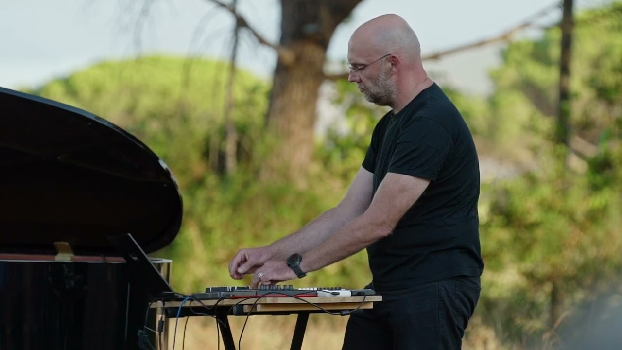 Still from the video: Osmosiphonie